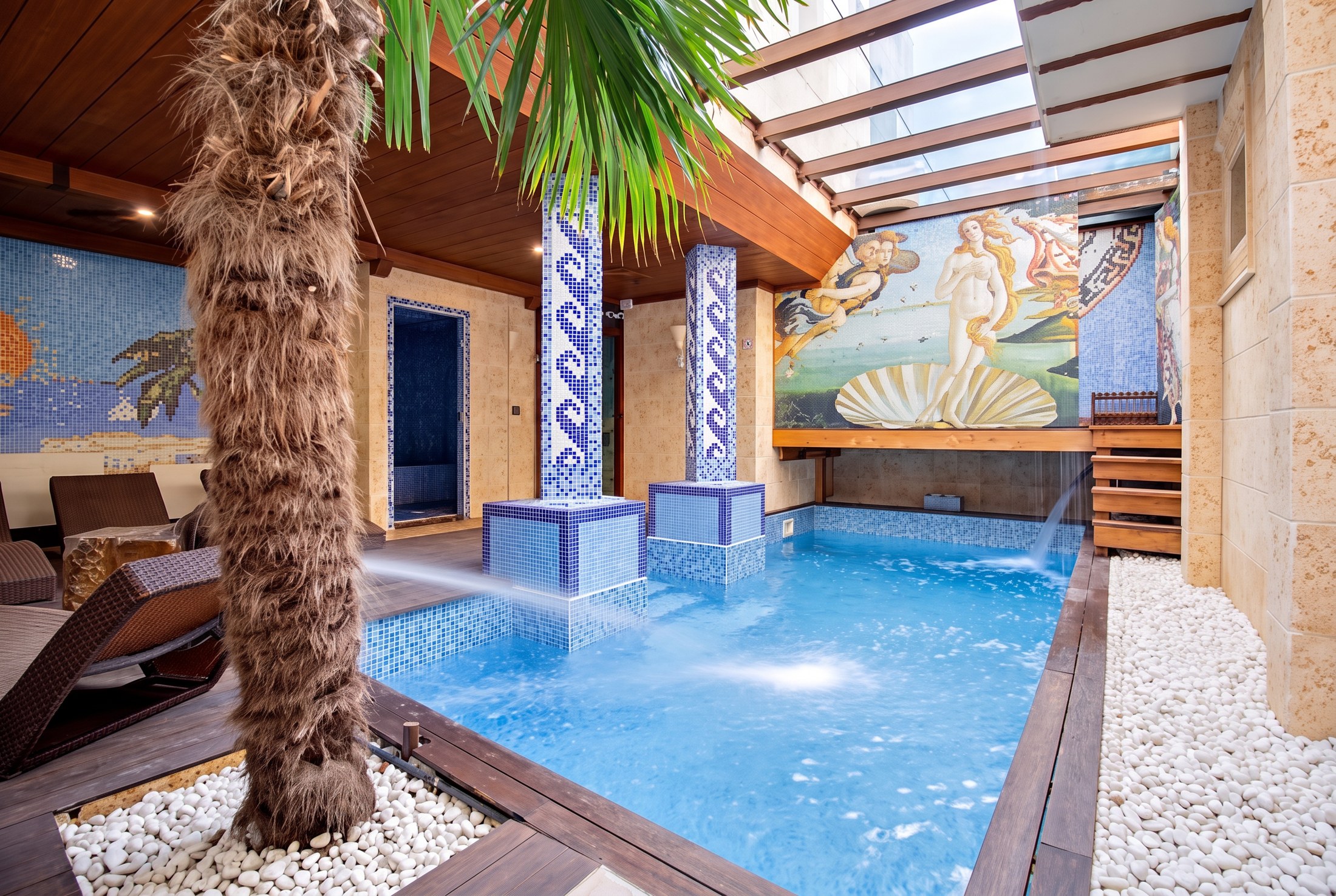 Piscina cubierta con cascada
